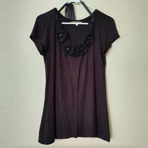 JULIE'S Closet | Black‎ Floral Neckline Tee